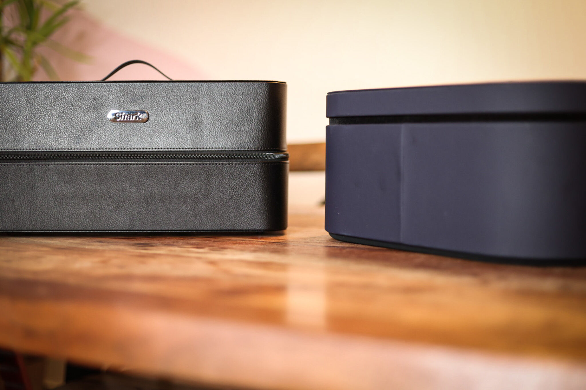 Вы можете видеть футляры для хранения мультистайлеров Shark FlexStyle и Dyson Airwrap.